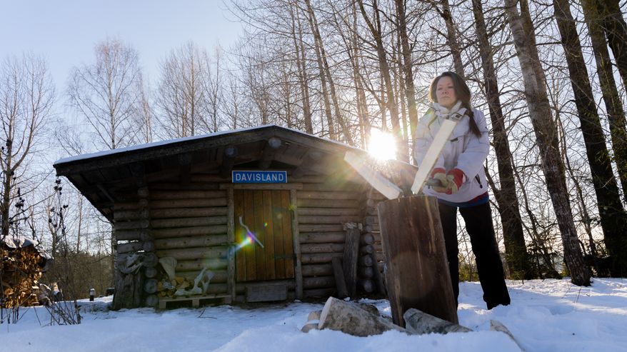 Kaarina Davis hakkaa halkoja kotitilallaan Hämeenkyrössä.