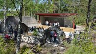 Elever från Västanfjärds skola uppträder på nya utescenen i Västanfjärd.