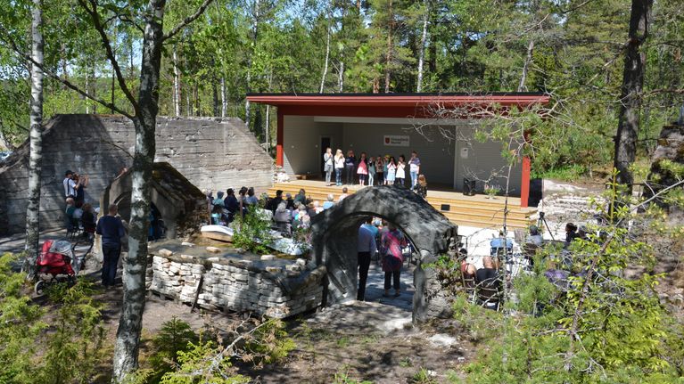 Elever från Västanfjärds skola uppträder på nya utescenen i Västanfjärd.