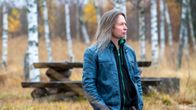 Timo Kotipelto katselee rannalla Lappajärven ulapalle.