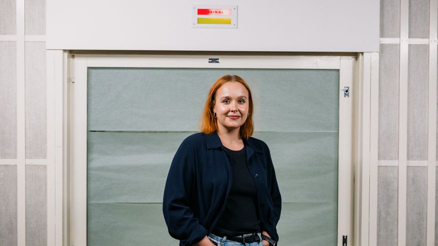 Ålands radion politiikan toimittaja Felicia Bredenberg kuvattu Ålands radion studiossa.