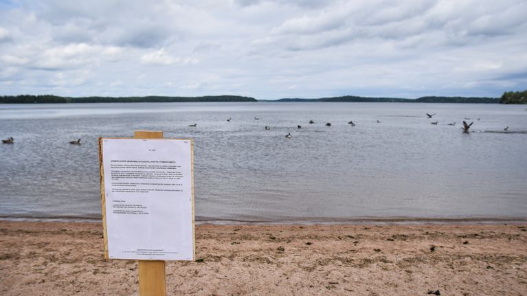 Kyltti kehottaa välttämään uimista likaantuneen veden takia