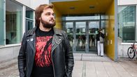 Mies seisoo Turun yliopiston Educarium-rakennuksen edustalla.