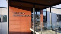 Rakennus, jonka seinässä lukee: hallinto. 