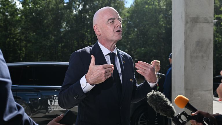 Gianni Infantino puhuu medialle 5.9.2026 ennen naisten U20-MM-kisojen ottelua.