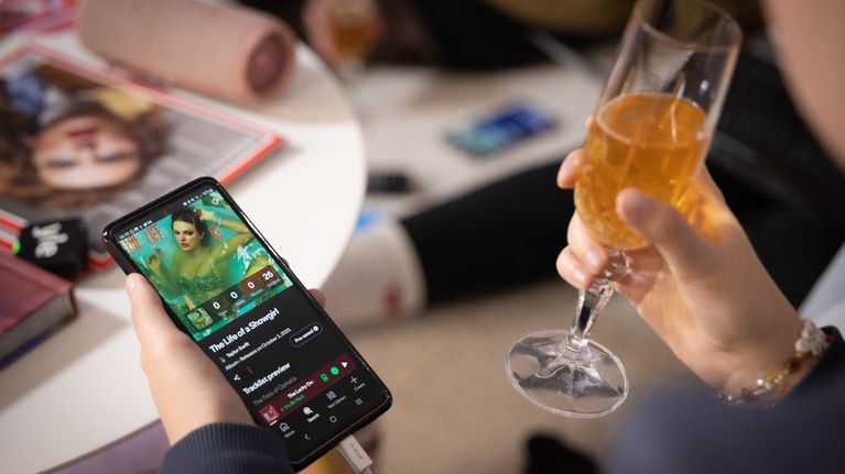  Taylor Swiftin uusi albumi Spotifysta fanin puhelimessa hänen kädessään.
