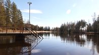 Laituri, jonka portaat laskevat lampeen.
