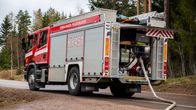 Kymenlaakson pelastuslaitoksen paloauto tulipalopaikalla Kouvolan Sippolassa.