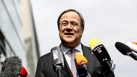 Saksan CDU-puolueen johtaja Armin Laschet puhumassa tiedotusvälineille liittokansleriehdokkuudestaan.