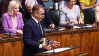 Petteri Orpo puhuu eduskunnassa.