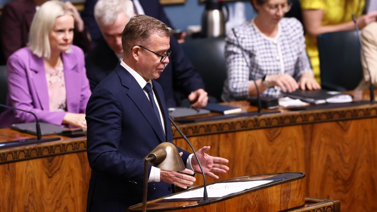 Petteri Orpo puhuu eduskunnassa.
