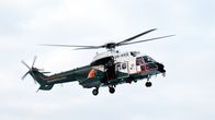 Rajavartioston helikopteri lentää ilmassa.