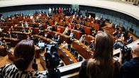 Puhemies Jussi Halla-aho esitteli uudet kansanedustajat täysistuntosalissa. 