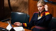 Kansanedustaja Sara Seppänen (ps.) osallistui istuntoon saamelaispuvussa.