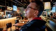 Ronny Höglund viettää iltaa ravintola O´Learysissa Helsingissä