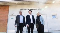 Itä-Uudenmaan aluevaltuutettuja seisoo Askolan sosiaali- ja terveysaseman edessä.
