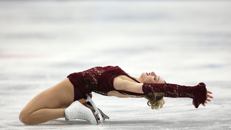 Taitoluistelija Amber Glenn Milanon olympialaisten lyhytohjelmassa.
