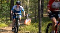 Ruska Saarela pyöräsuunnistamassa.