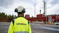 Vanajan hakevoimala Hämeenlinnassa. Etualalla työntekijä selin, keltaisessa liivissä on Loimuan logoteksti.