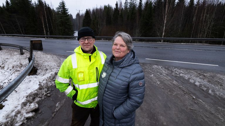 Koiran omistaja ja koiran löytäjä tapaavat.