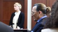 Johnny Depp ja Amber Heard oikeussalissa.
