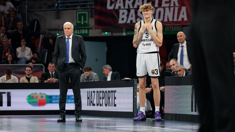 Miikka Muurinen ja Zeljko Obradovic kuvattuna Partizanin Euroliiga-pelissä.