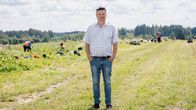 Marjayrittäjä Janne Naapanki mansikkapellon laidalla Hollolassa.