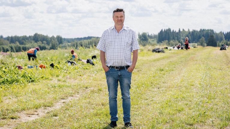 Marjayrittäjä Janne Naapanki mansikkapellon laidalla Hollolassa.