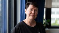 Porträtt av person iklädd svart t-tröja och med kort mörkt hår.