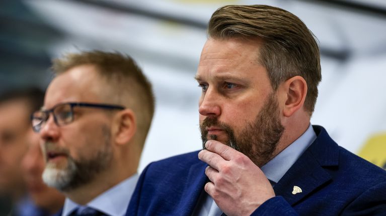 Antti Pennanen ser fundersam ut.