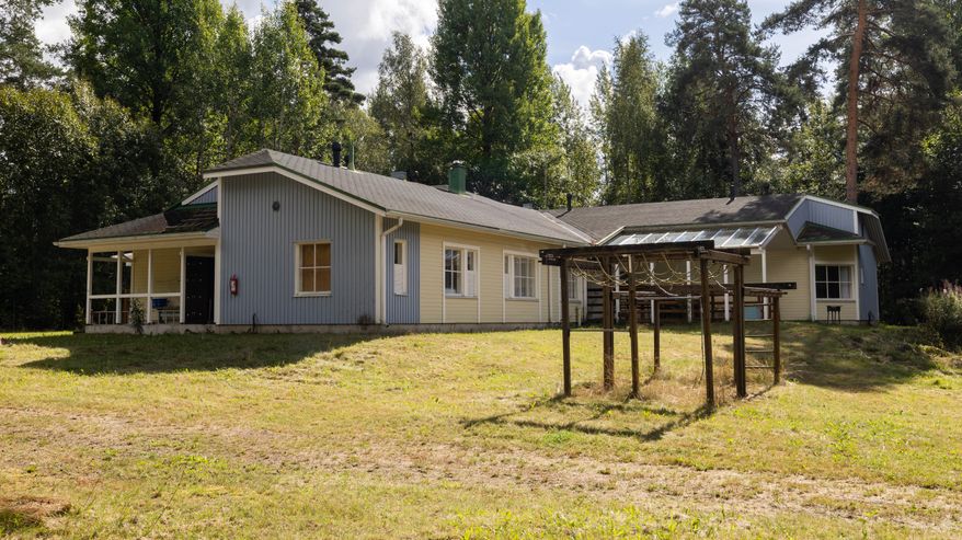 Rakennus entisen leirikeskuksen alueella Suur-Miehikkälässä.