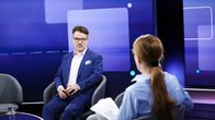 Ville Niinistö istuu tv-studiossa.