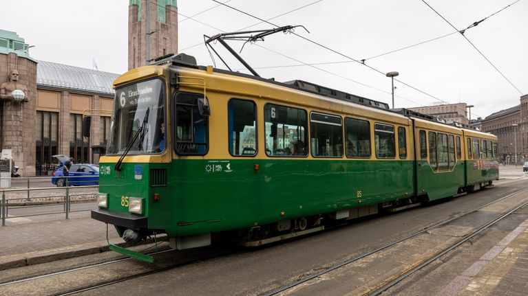 Raitoivaunu Helsingin keskustassa.