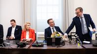 Sinuhe Wallinheimo haukottelee, Piia Kauma katsoo, kun Jukka Kopra saa Petteri Orpolta kukkapuskan.