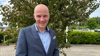 Personporträtt på man i ljusblå skjorta och gråblå kavaj. Han ler och tittar in i kameran.