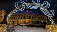 Kuvassa on Kuopion torin kaatunut joulukuusi.