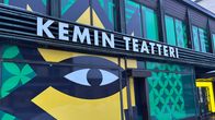 Kemin teatterin logo ulkoseinässä. Kadulla on lunta.