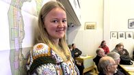 Aino Erkinaro katsoo kameraan ja hymyilee.
