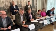 Kuopion eri valtuustoryhmien puheenjohtajat allekirjoittivat valtuustosopimuksen maanantai-iltana. Taustalla Kuopion kaupunginjohtaja Soile Lahti ja kaupunginhallituksen puheenjohtaja Aleksi Eskelinen (kesk.). 