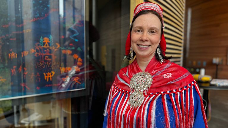 Pirita Näkkäläjärvi katsoo suoraan kameraan ja hymyilee Sajoksessa Inarissa.