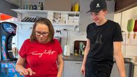 Anna-Marja Nikkinen näyttää miten kassa toimii Aslak-Ánde Syvänperälle Annukan Grillillä Utsjoella.