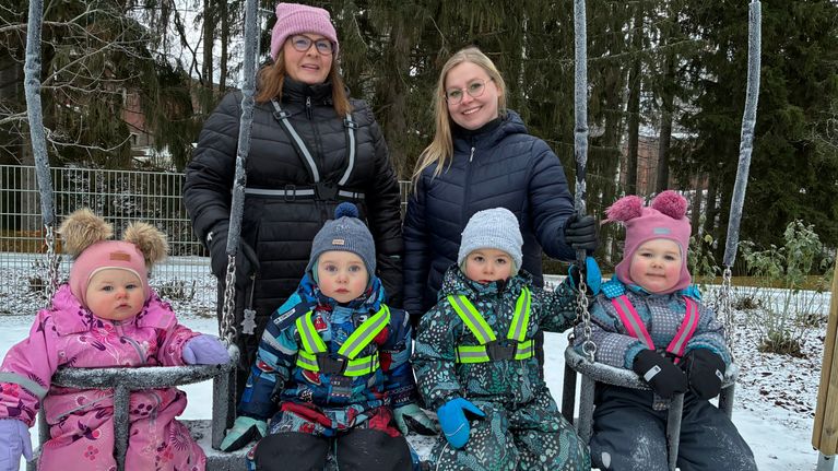 Kuvassa ovat lapset Pihla ja Helmi Jalkanen, Alisa Satilla ja Kalle Rantanen. Perhepäivähoitaja Niina Sikanen ja vanhempi Heidi Jalkanen.