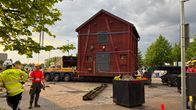 Oulun torin vanha aitta nostettuna siirtoauton kyytiin.