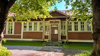 Vuonna 1917 valmistunut Winterin tehtaan pääkonttori Epilässä aamuauringossa.