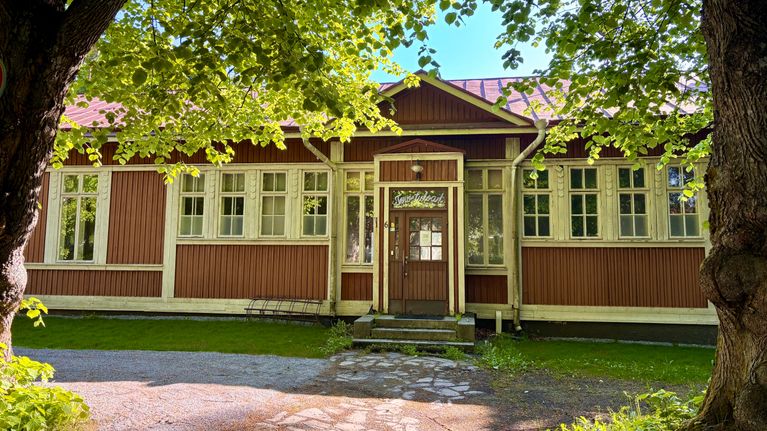 Vuonna 1917 valmistunut Winterin tehtaan pääkonttori Epilässä aamuauringossa.