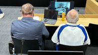 Taivalkosken kylätalomurhasta syytetty oikeudessa kuvattuna takaapäin. 