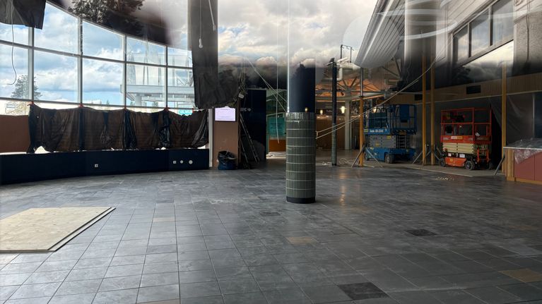 Ikkunan läpi otettu kuva Warkauden portin ravintolan sisältä joka raivattu onnettomuuden jäljiltä. 