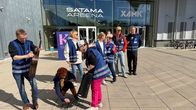 Väkeä rakennuksen edustalla.