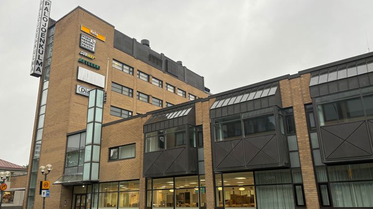 Palojoenkulman rakennuksessa on muun muassa Kelan kyltti.