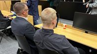 Oikeusalista otetussa kuvassa on epäilty ja asianajansa ja muun muassa median edustajia.